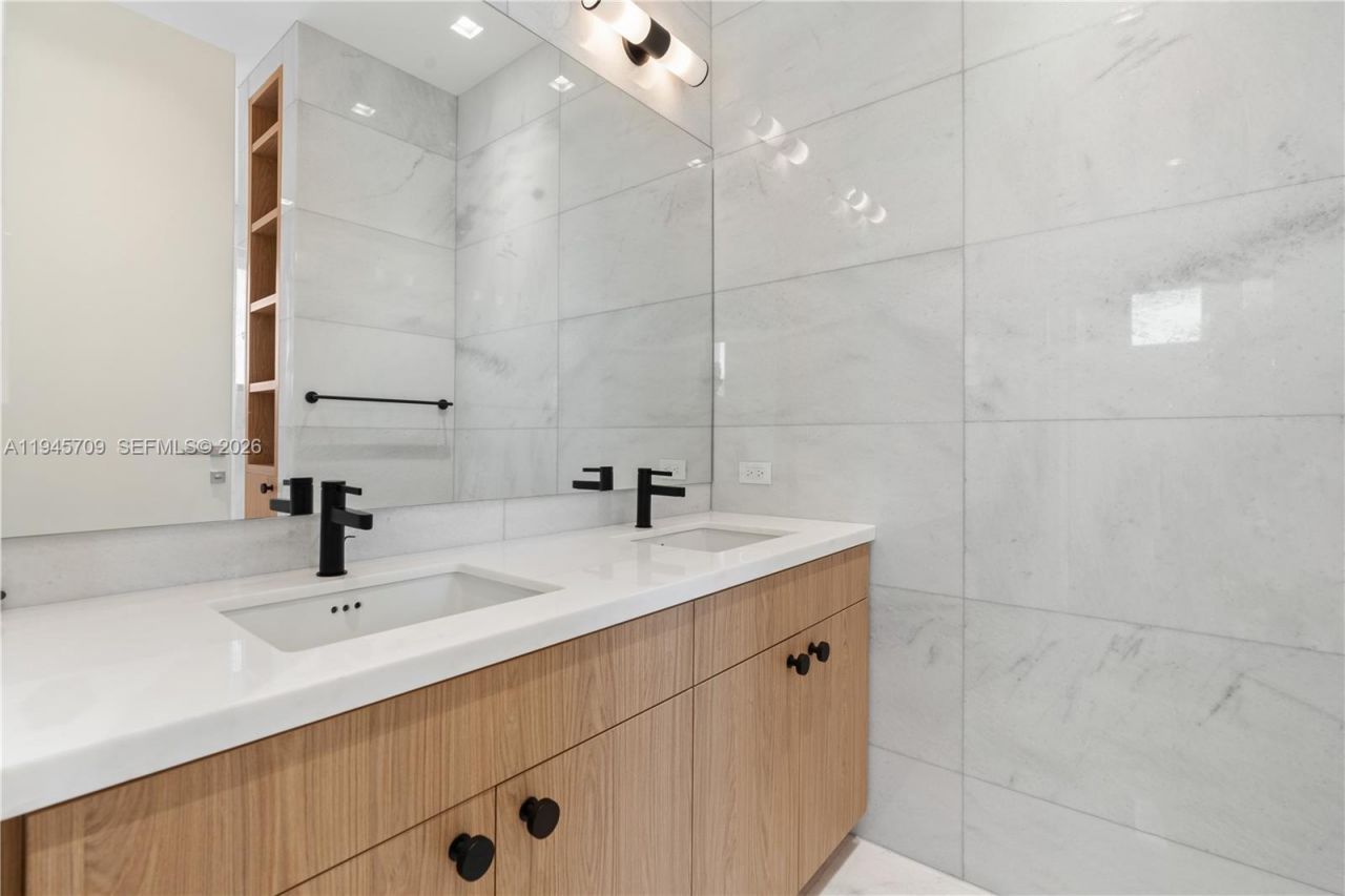 536 W 51st St , Miami Beach, FL 33140 Photo