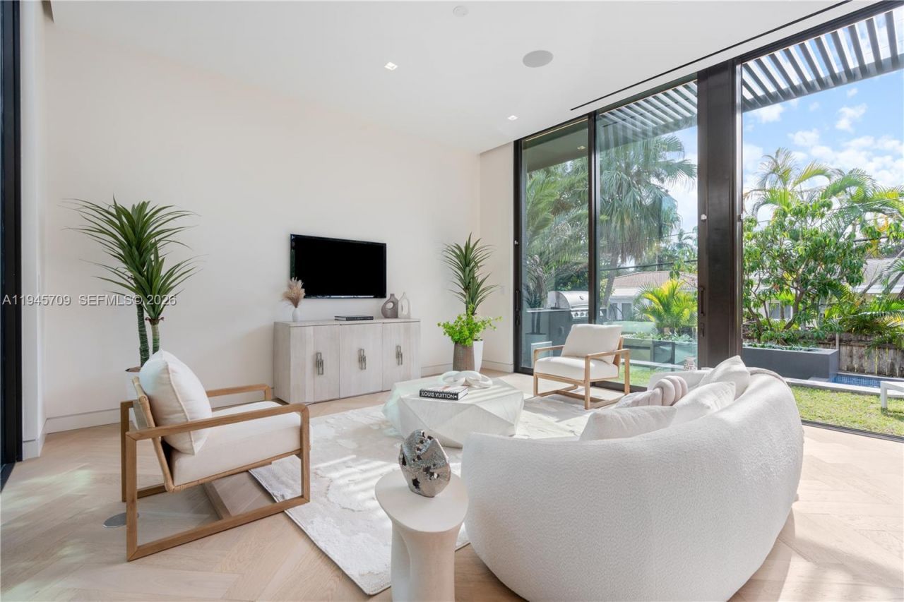 536 W 51st St , Miami Beach, FL 33140 Photo