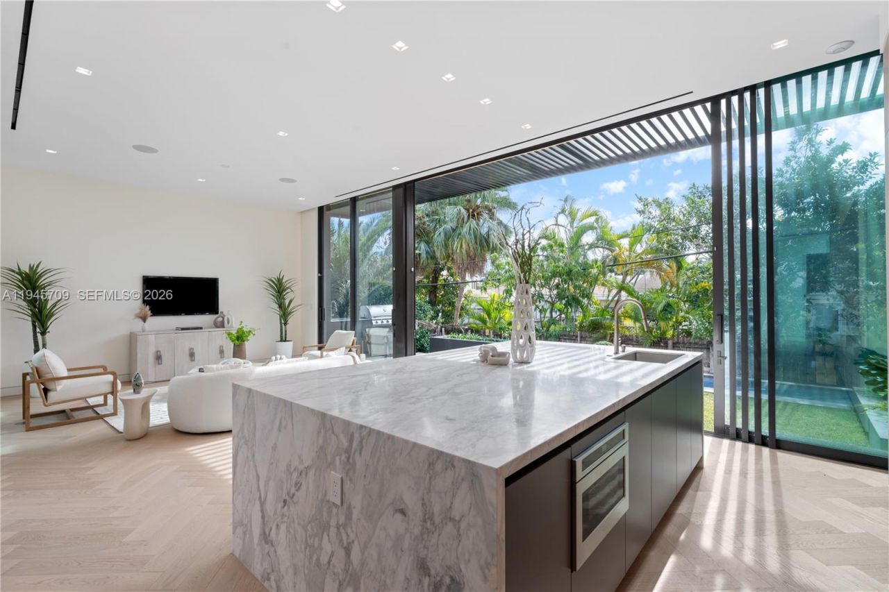 536 W 51st St , Miami Beach, FL 33140 Photo