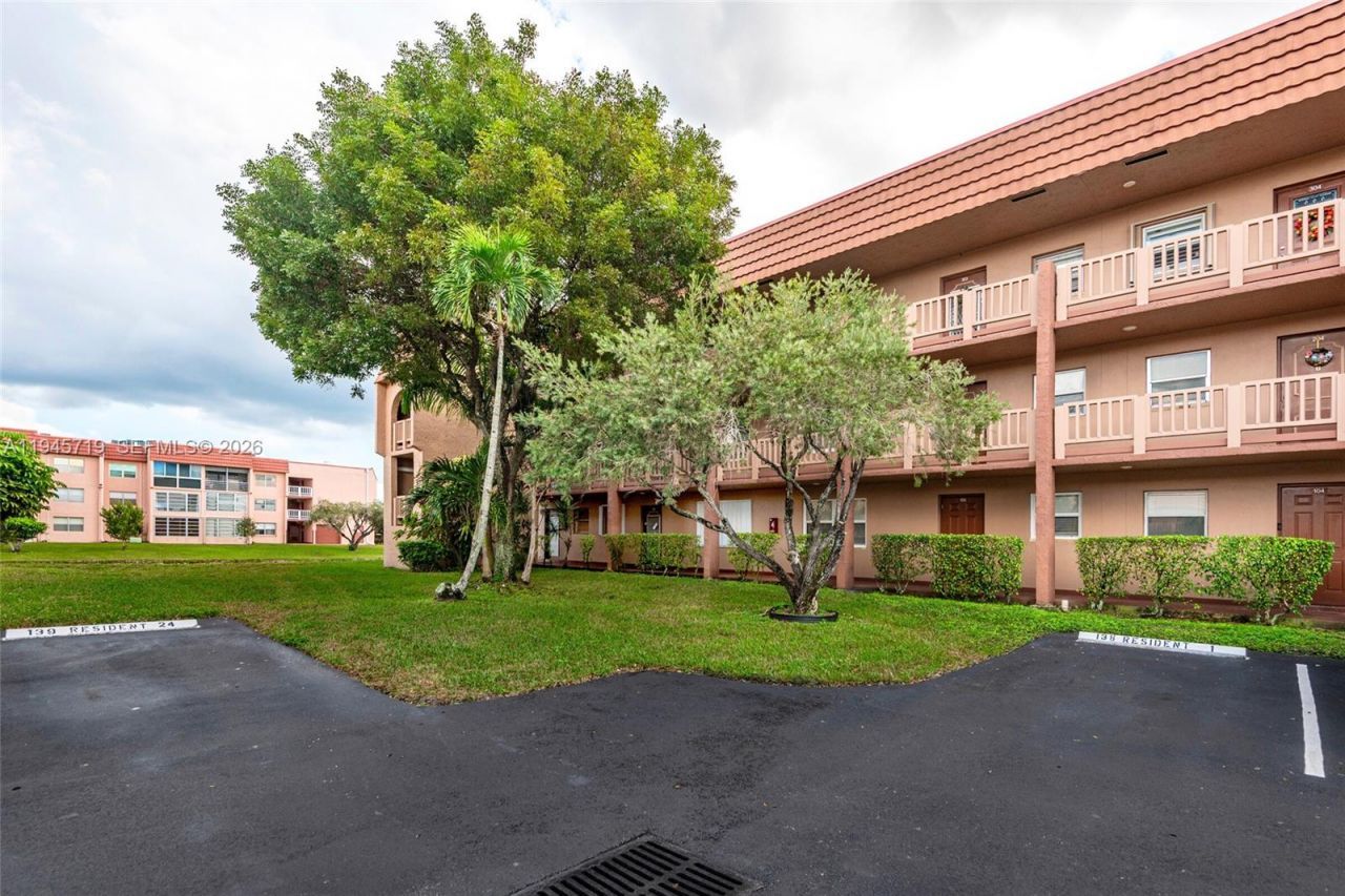 9660 Sunrise Lakes Blvd, Unit 202, Sunrise, FL 33322 Photo