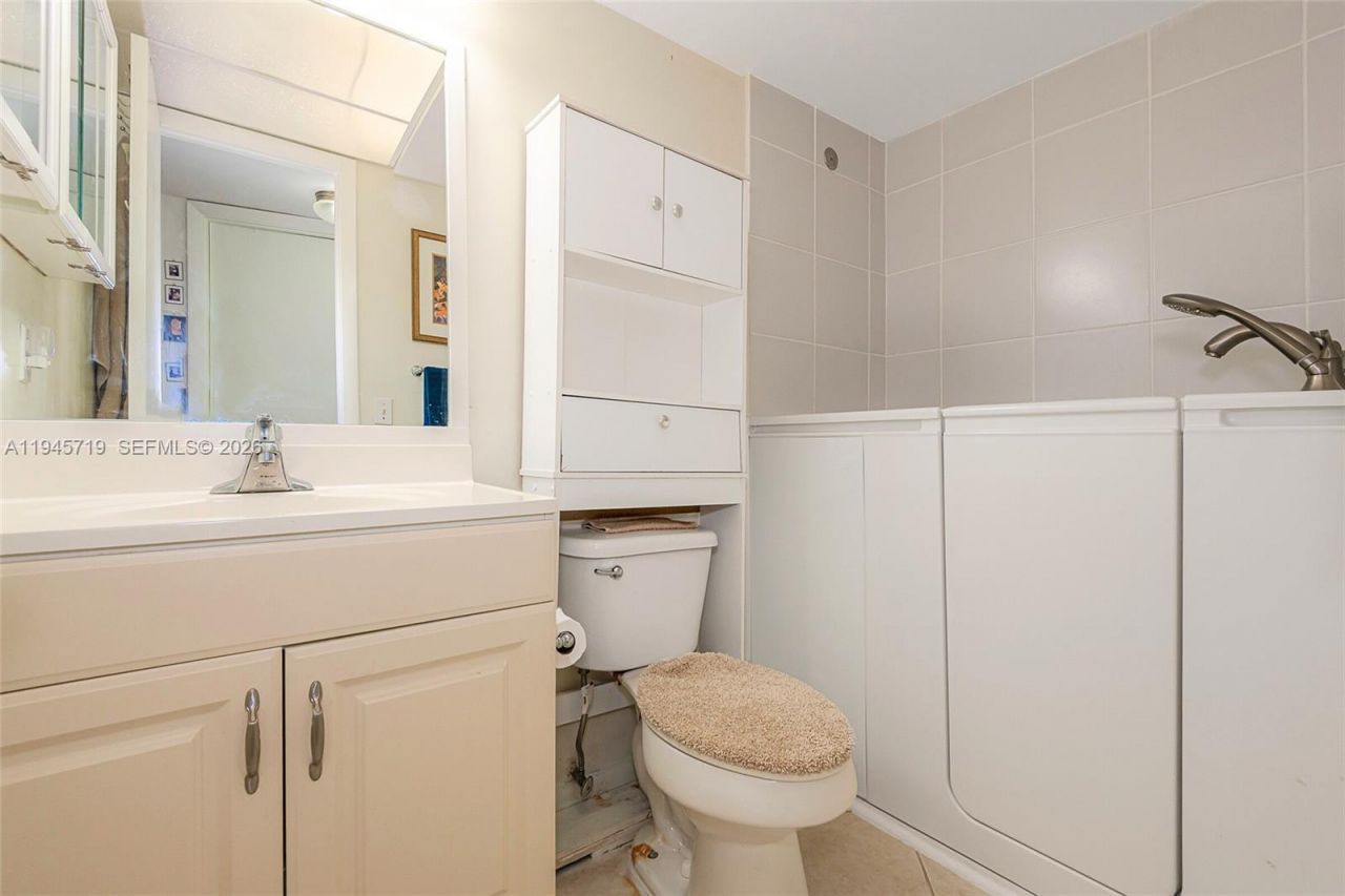 9660 Sunrise Lakes Blvd, Unit 202, Sunrise, FL 33322 Photo