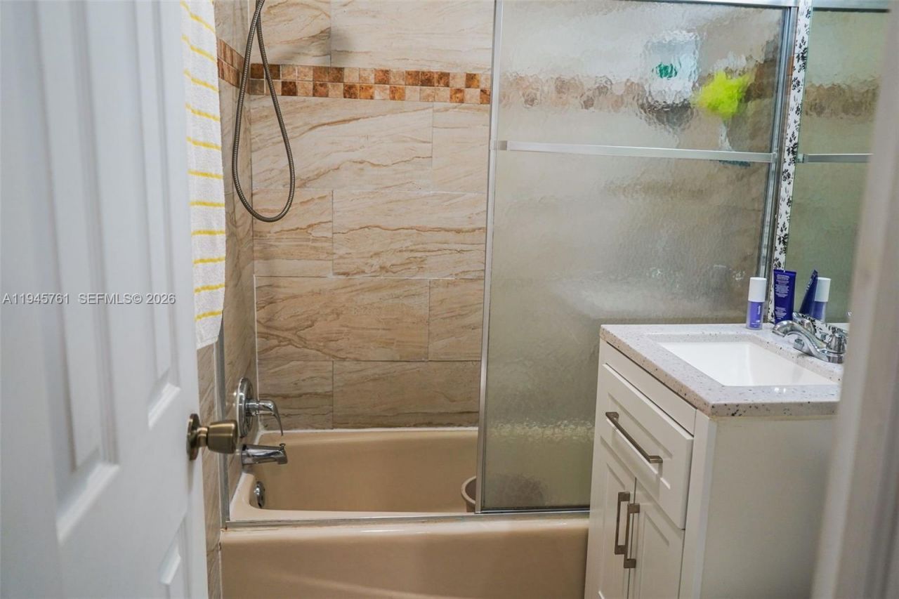 1190 W 33rd St, Hialeah, FL 33012 Photo