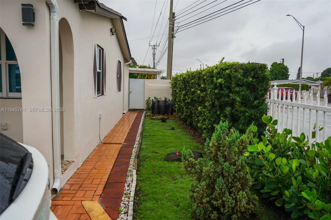 1190 W 33rd St, Hialeah, FL 33012 Photo