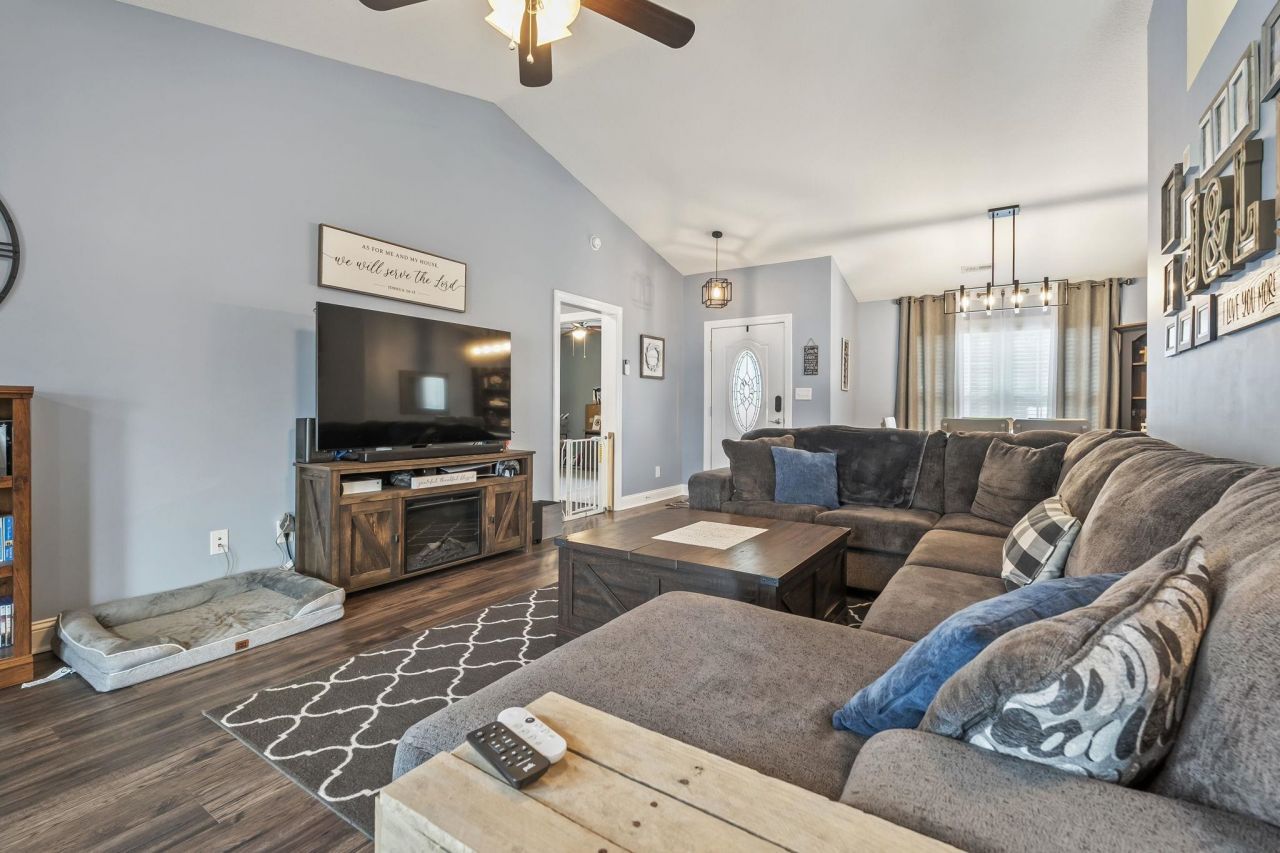 254 Macarthur Dr. Photo 4