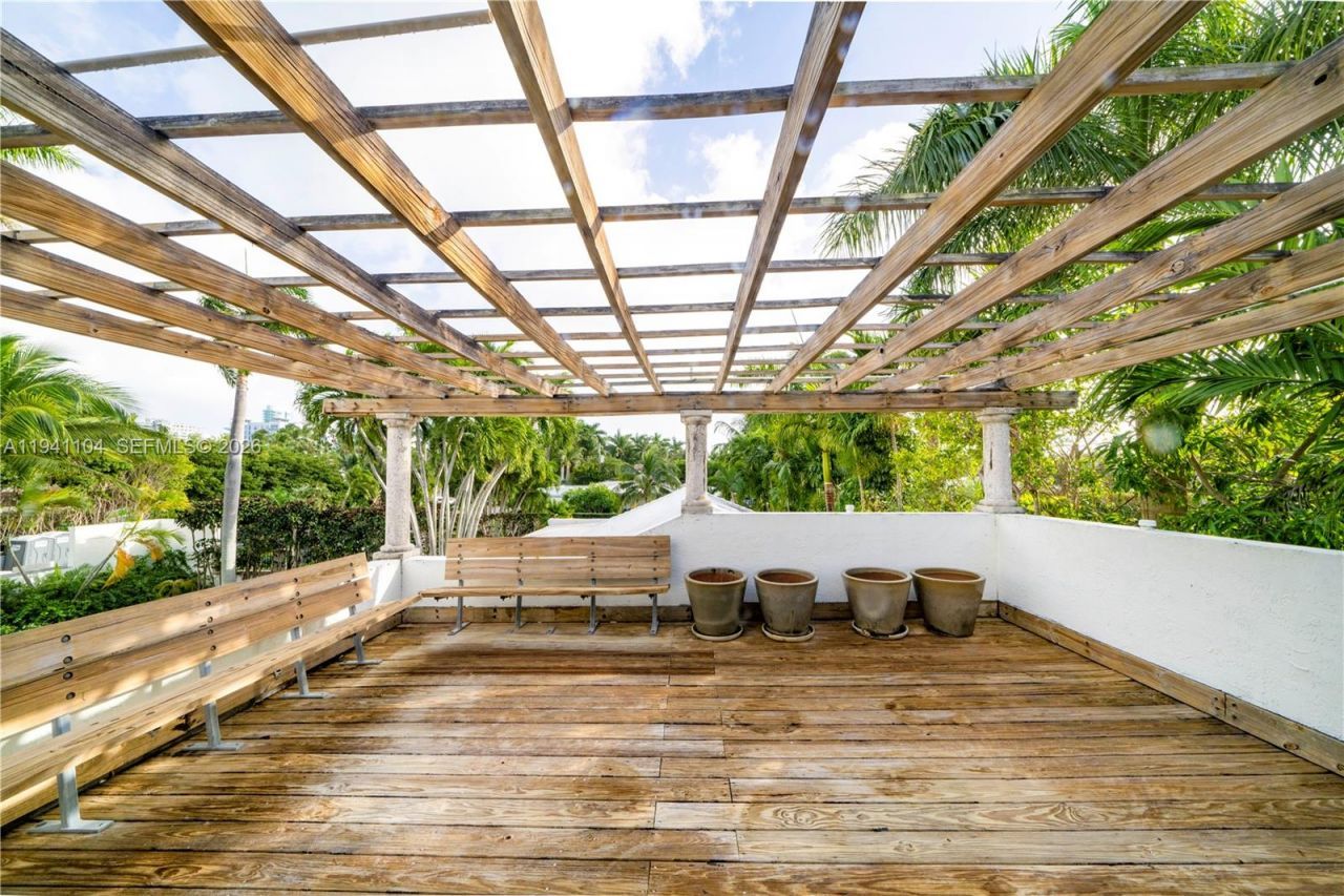 6465 Pine Tree Drive Cir, Miami Beach, FL 33141 Photo