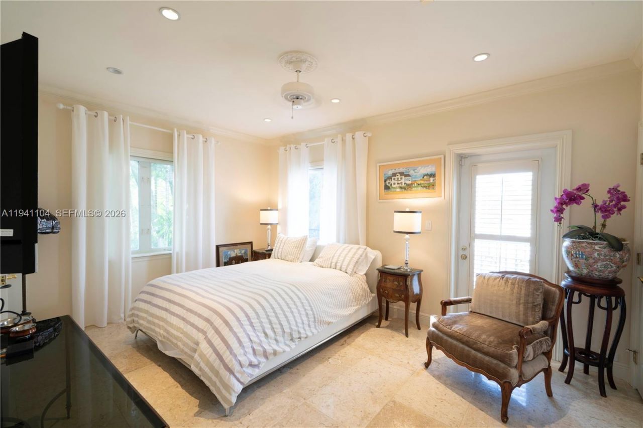 6465 Pine Tree Drive Cir, Miami Beach, FL 33141 Photo