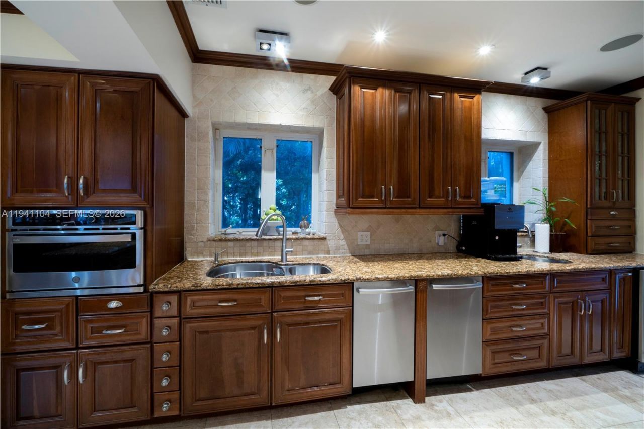 6465 Pine Tree Drive Cir, Miami Beach, FL 33141 Photo