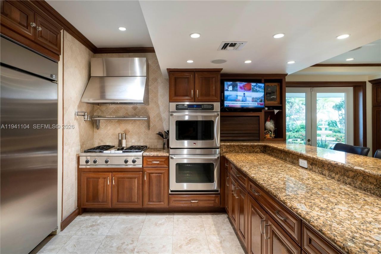 6465 Pine Tree Drive Cir, Miami Beach, FL 33141 Photo