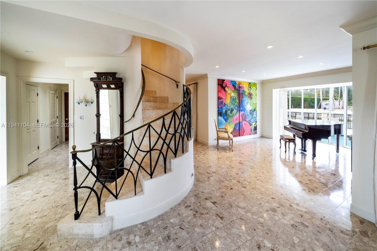 6465 Pine Tree Drive Cir, Miami Beach, FL 33141 Photo