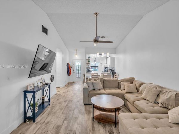 8202 NW 100th Dr, Tamarac, FL 33321