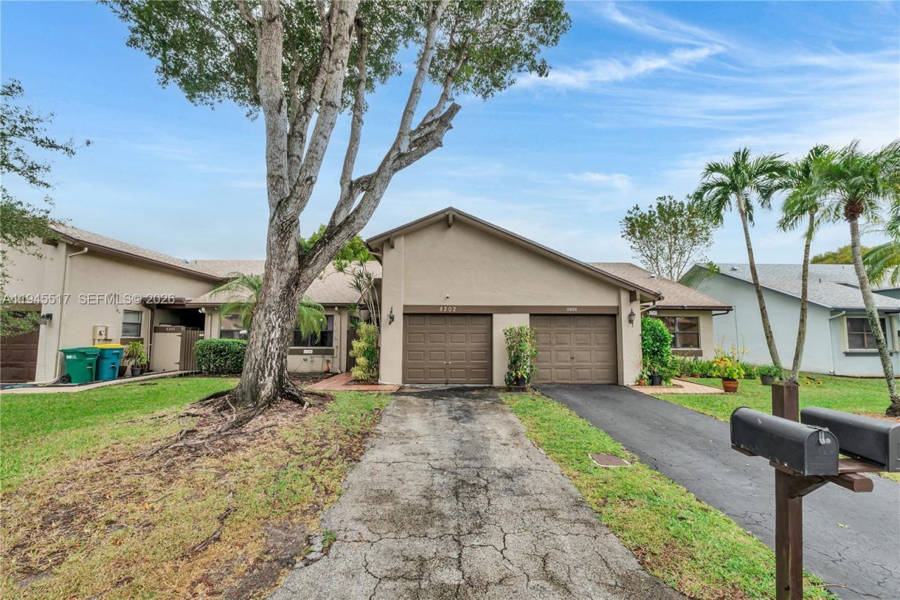 8202 NW 100th Dr, Tamarac, FL 33321 Photo