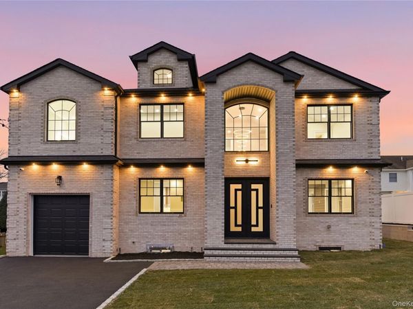 12 Lee Avenue, Albertson, NY 11507