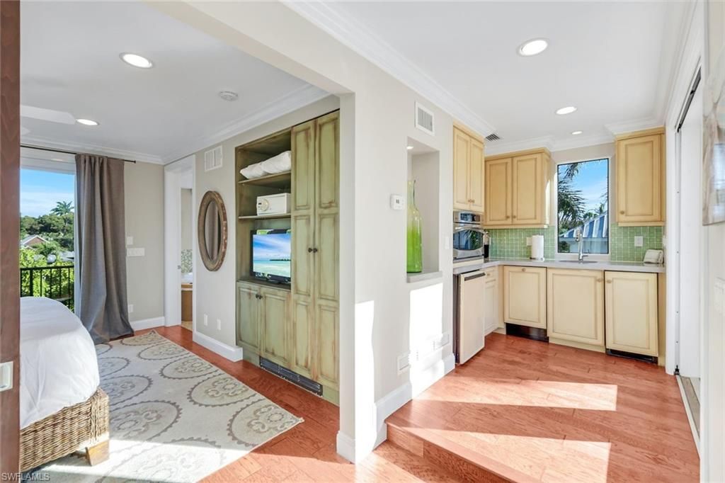 210 Central Ave, Naples, FL 34102 Photo