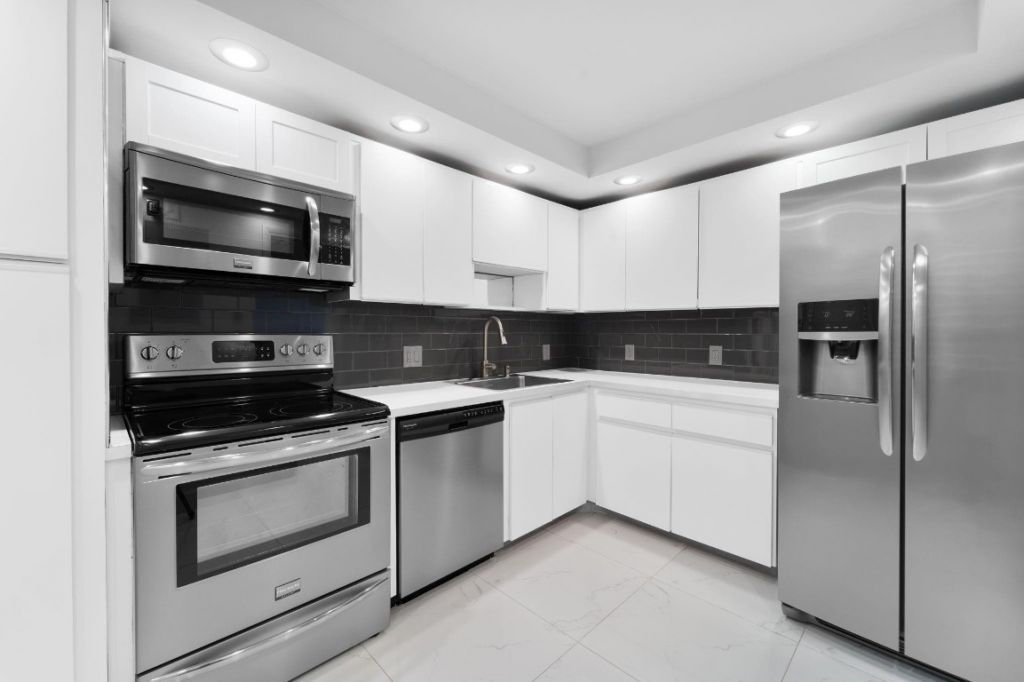 3010 N Course Drive, Unit 911, Pompano Beach, FL 33069 Photo