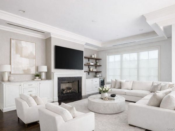 2000 Royal Court, Unit 2109, North Hills, NY 11040