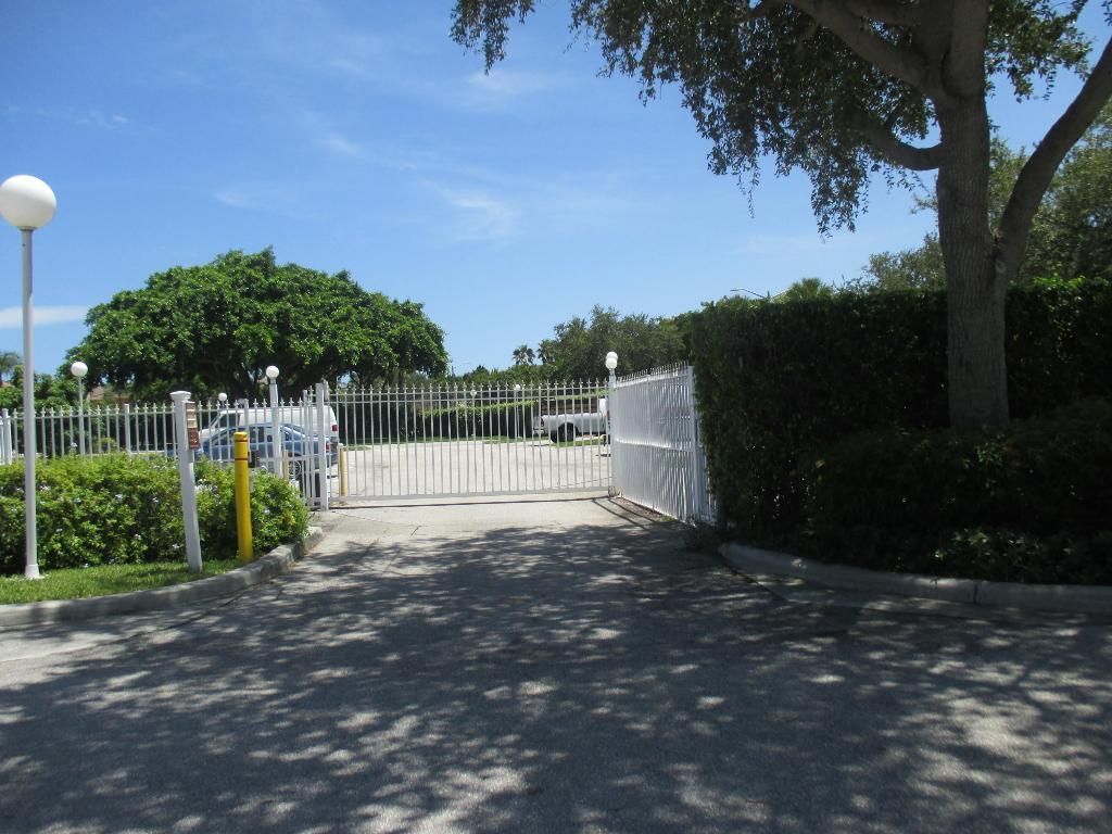 470 Executive Center Drive, Unit 2k, West Palm Beach, FL 33401 Photo