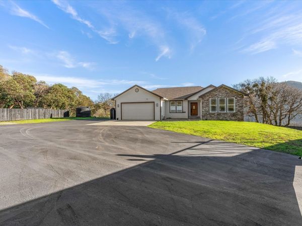 1401 7th Avenue, Gold Hill, OR 97525