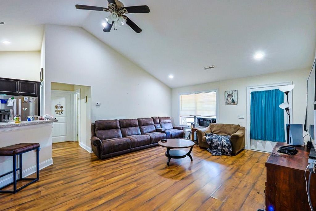 132 Blue Jacket Dr. Photo 8