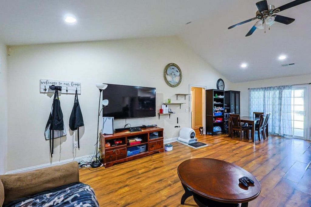 132 Blue Jacket Dr. Photo 9