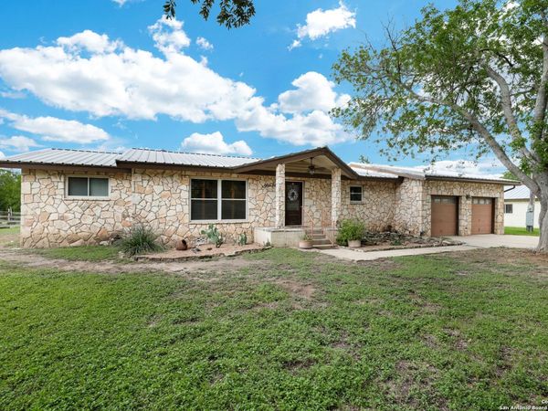 9950 Fm 471, LaCoste, TX 78039