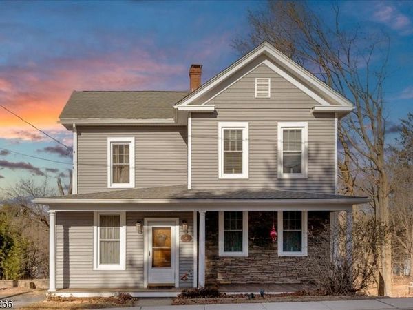 42 Main St, Hampton, NJ 08827