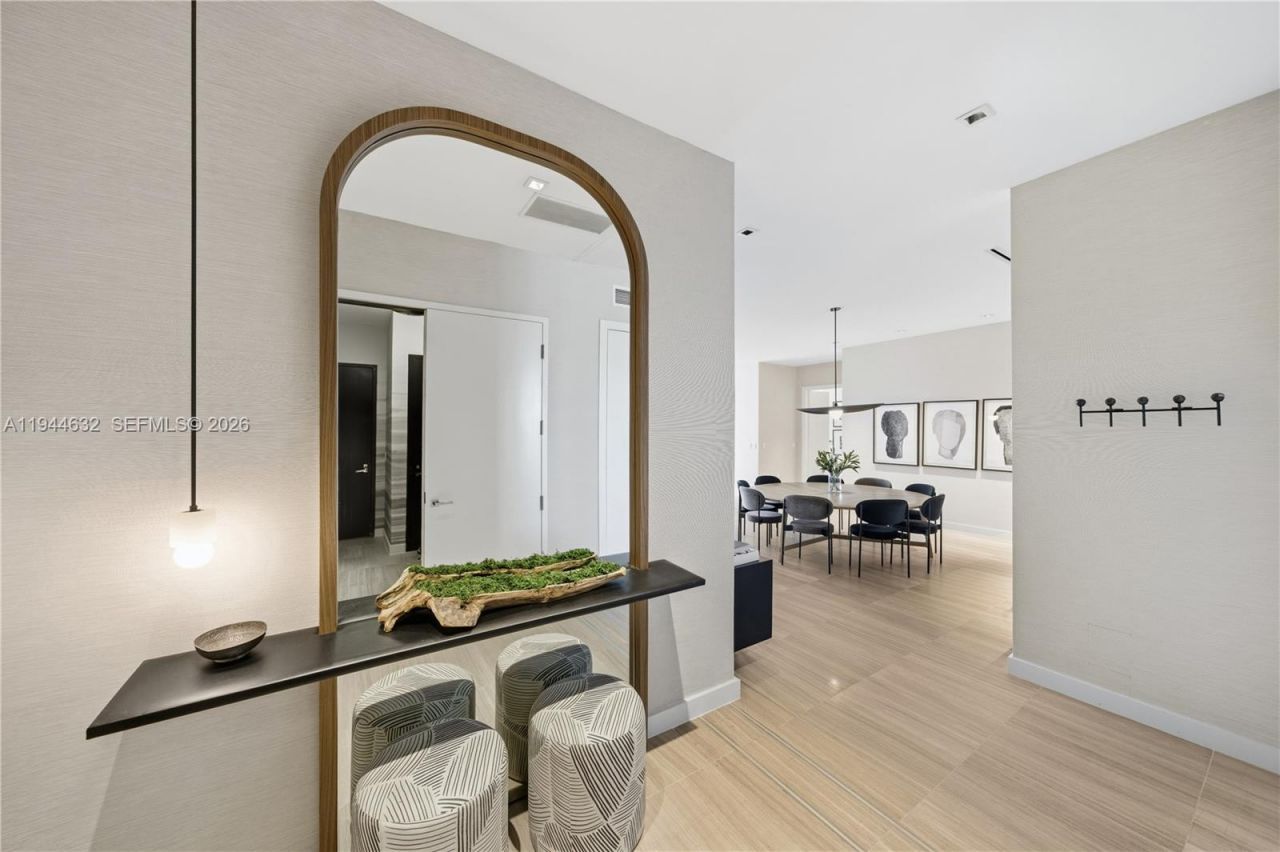 4701 N Meridian Ave, Unit 304, Miami Beach, FL 33140 Photo