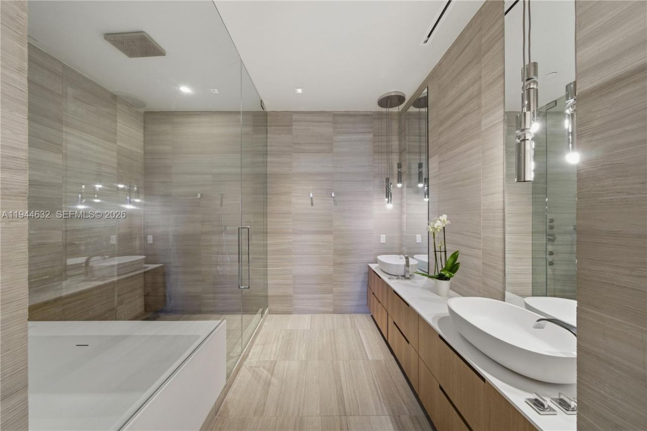 4701 N Meridian Ave, Unit 304, Miami Beach, FL 33140 Photo