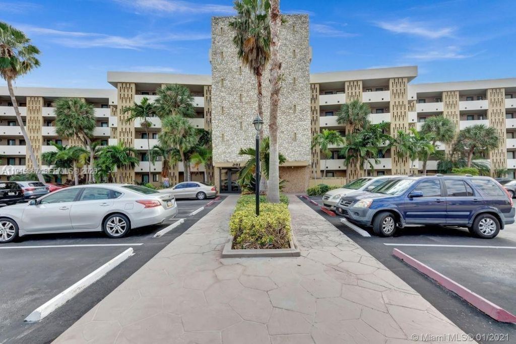301 Golden Isles Dr, Unit 205, Hallandale Beach, FL 33009 Photo