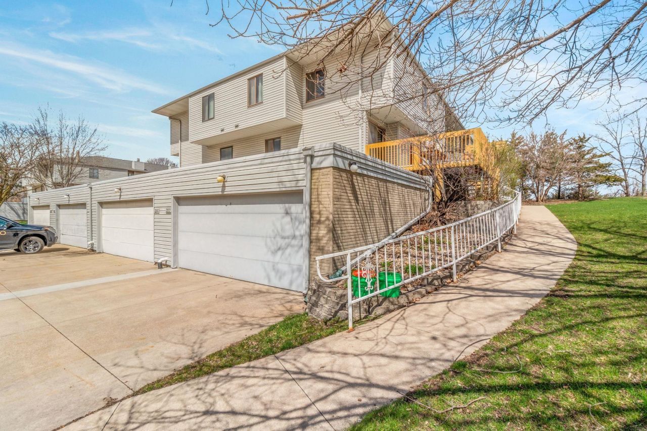 2220 Skyline Drive, Waterloo, IA 50701 Main Photo
