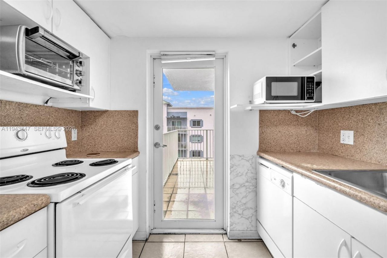 2475 NW 16th St Rd , Unit 601, Miami, FL 33125 Photo