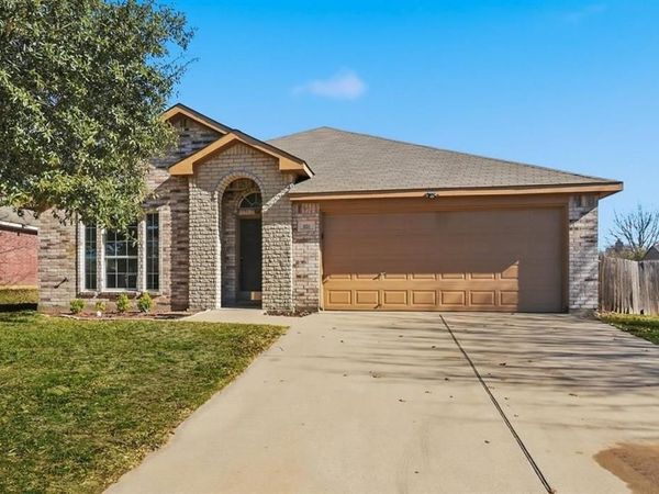 121 Kings Way Drive, Rhome, TX 76078