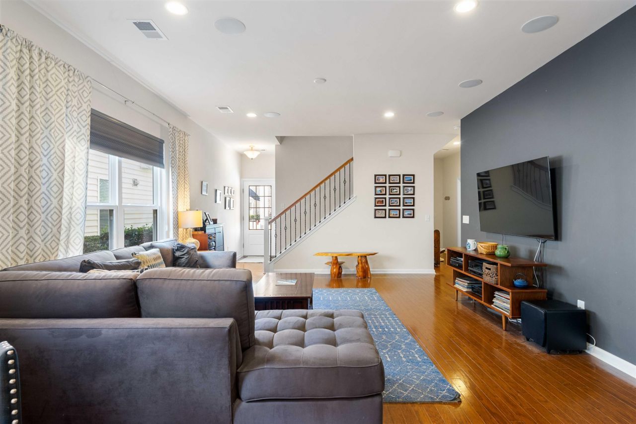 557 Sea Foam Street Photo 12