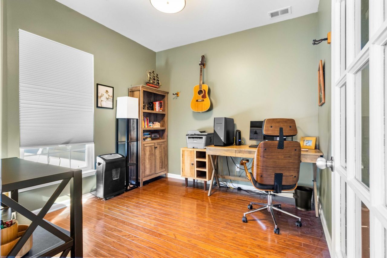 557 Sea Foam Street Photo 4