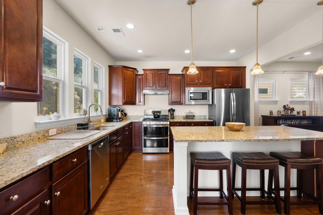 557 Sea Foam Street Photo 6