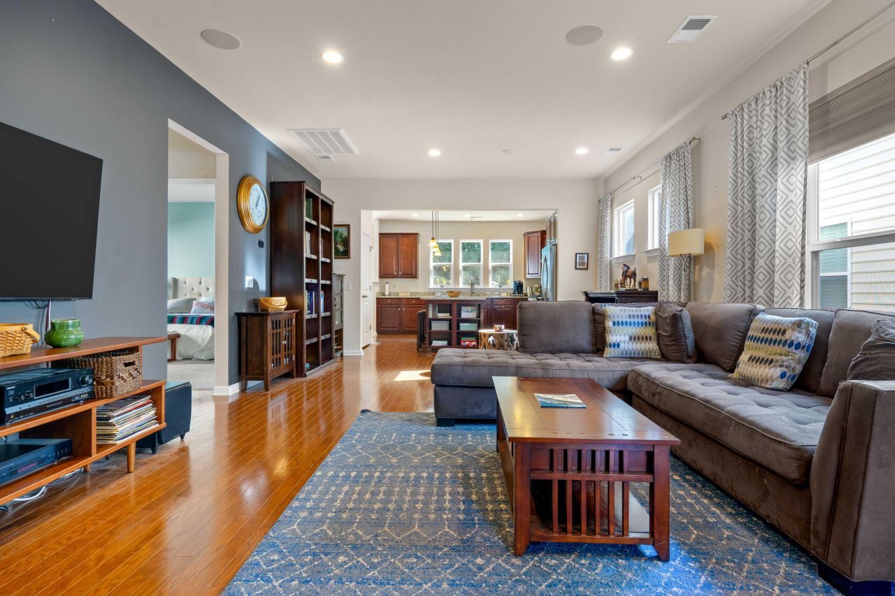 557 Sea Foam Street Photo 8