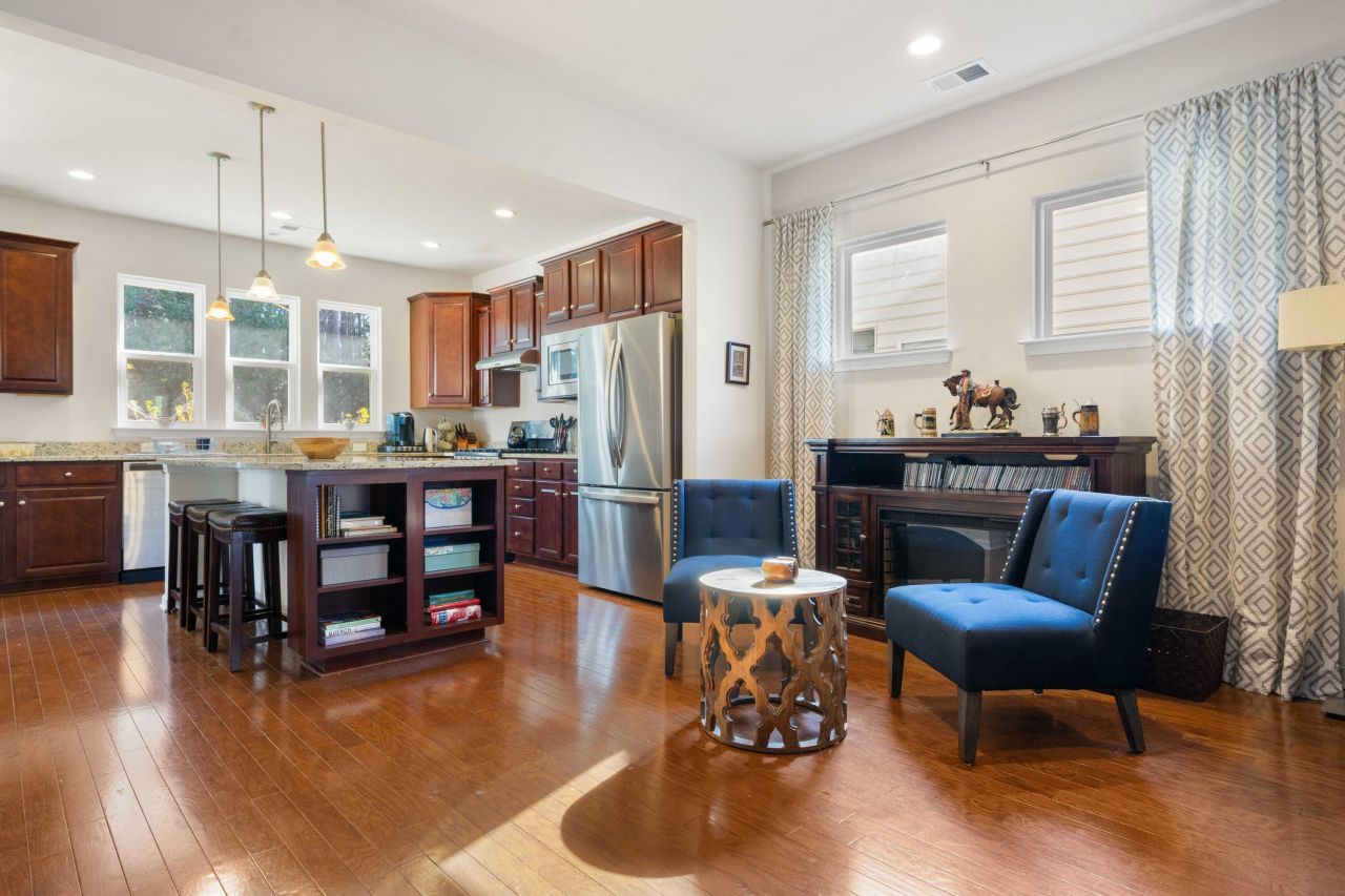 557 Sea Foam Street Photo 8