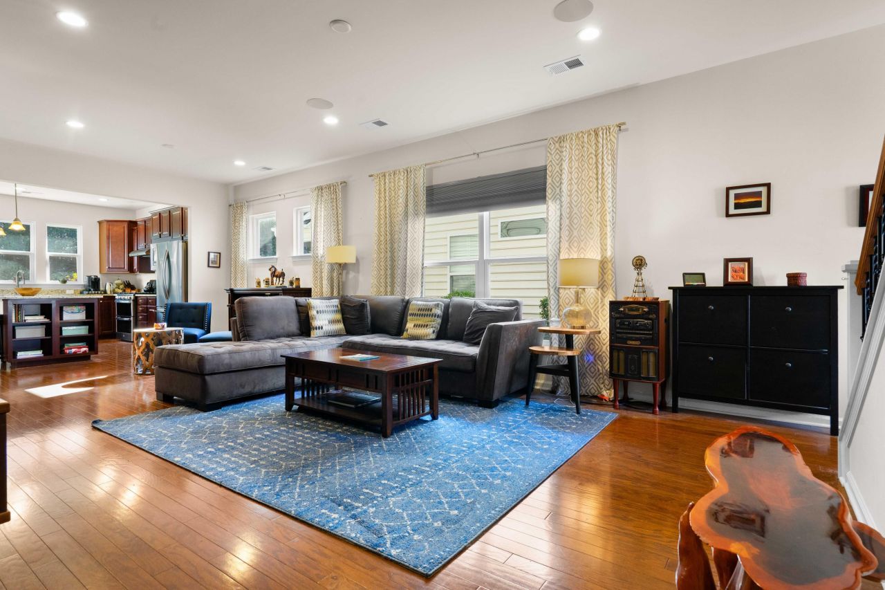 557 Sea Foam Street Photo 9