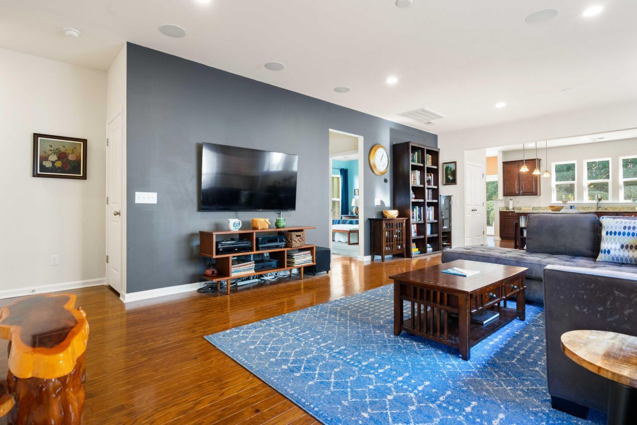 557 Sea Foam Street Photo 9