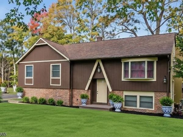 17 Brookwood Dr, Byram, NJ 07874