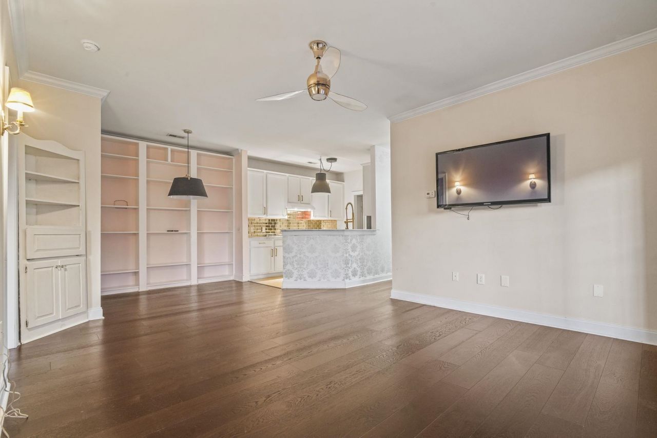 2081 Silvercrest Dr. Photo 8