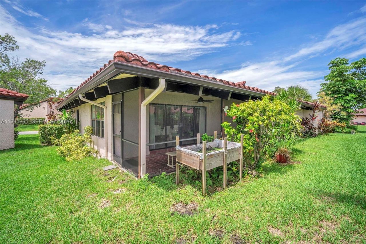 8221 Pine Dr, Unit 61, Tamarac, FL 33321 Photo