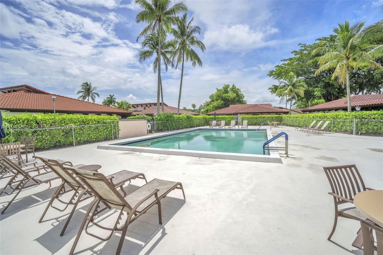 8221 Pine Dr, Unit 61, Tamarac, FL 33321 Photo