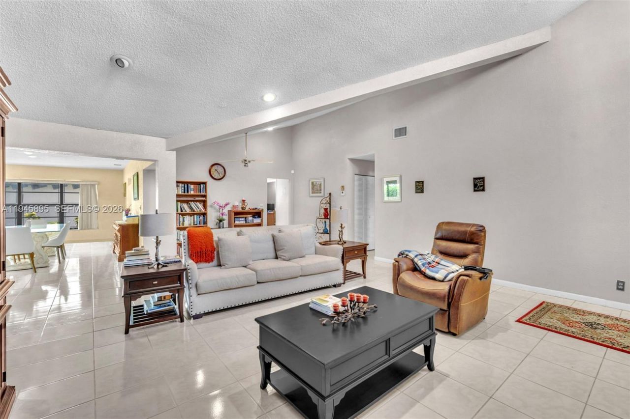 8221 Pine Dr, Unit 61, Tamarac, FL 33321 Photo