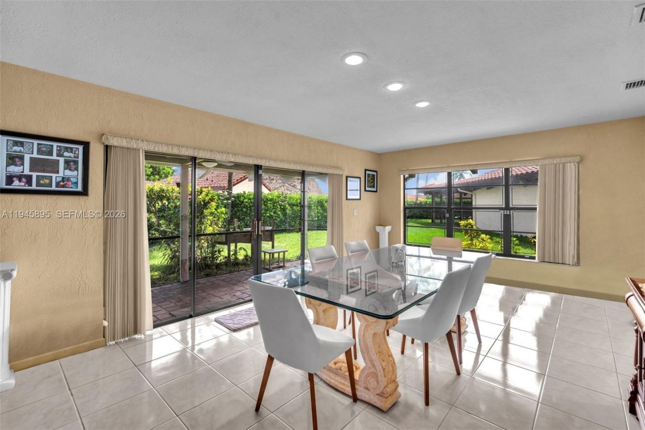 8221 Pine Dr, Unit 61, Tamarac, FL 33321 Photo