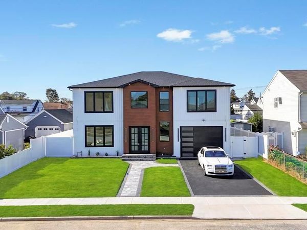 8 Table Lane , Hicksville, NY 11801