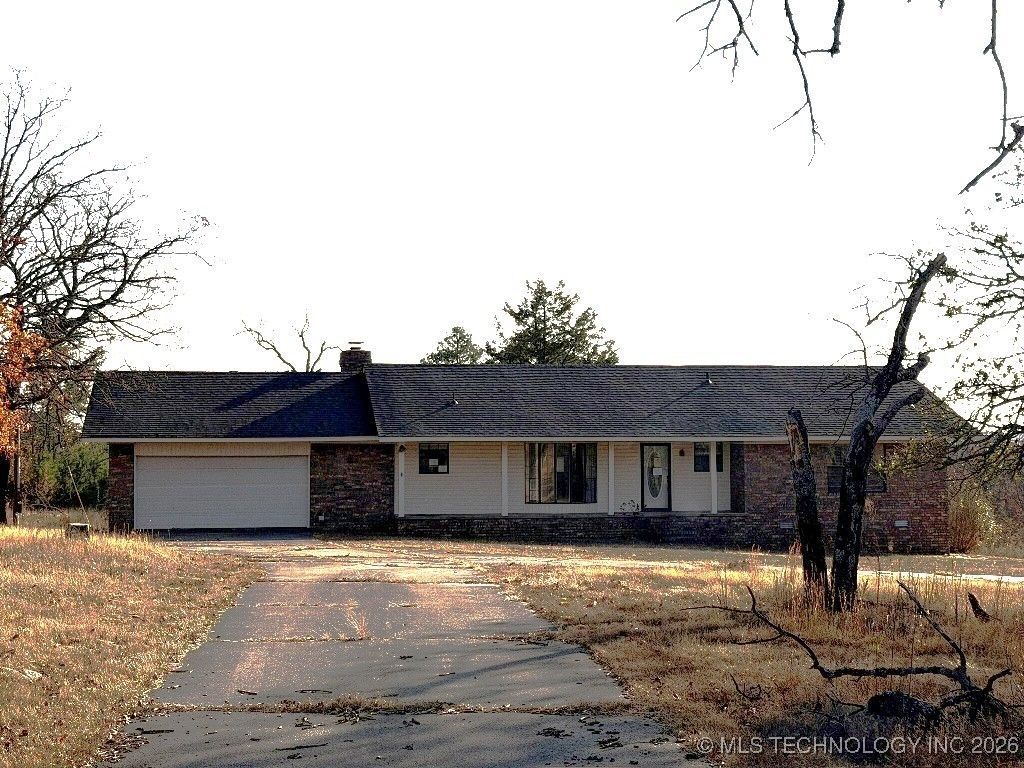 9390 Hedge Road, Henryetta, OK 74437 Main Photo