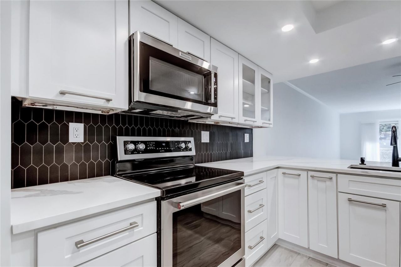 650 Island Way, Unit 106, Clearwater Beach, FL 33767 Photo