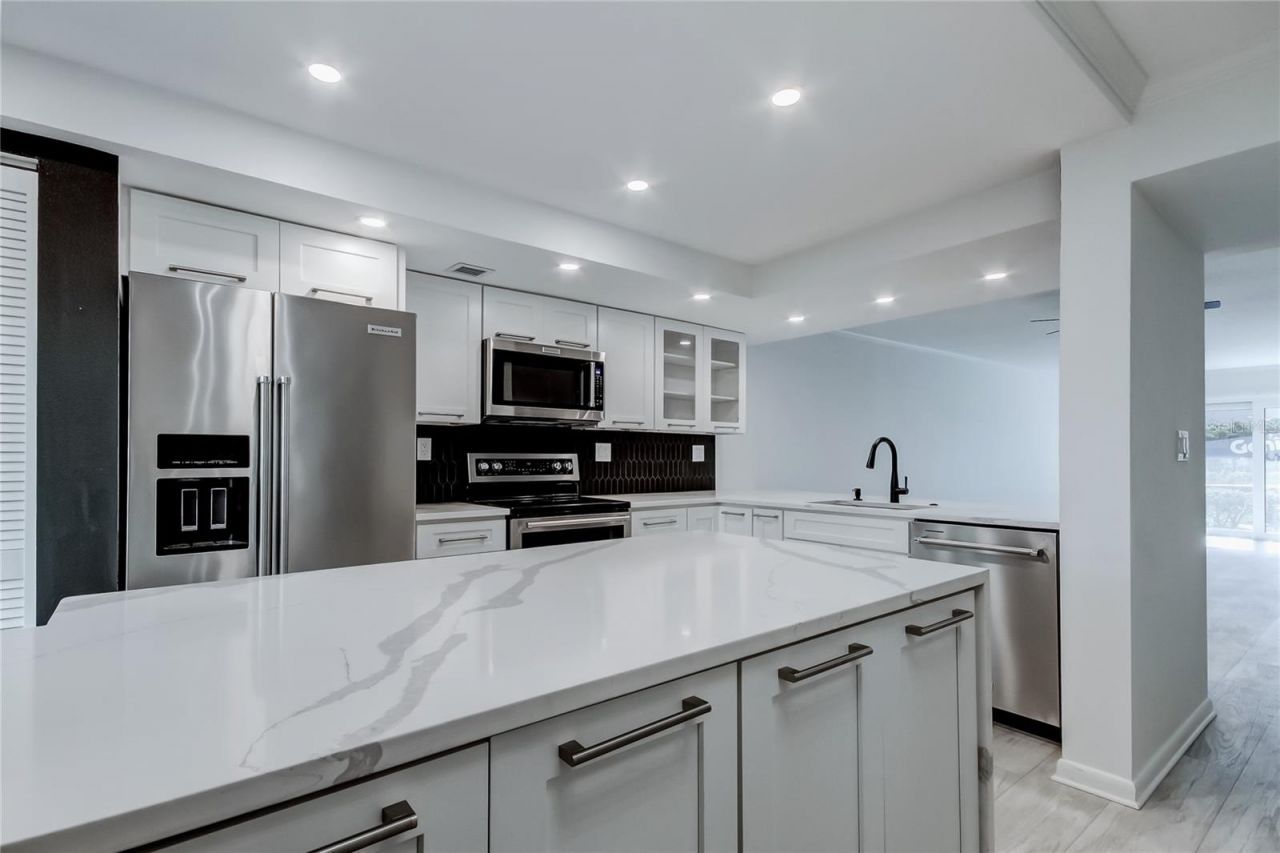 650 Island Way, Unit 106, Clearwater Beach, FL 33767 Photo
