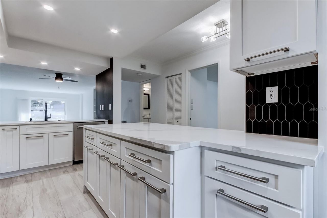 650 Island Way, Unit 106, Clearwater Beach, FL 33767 Photo