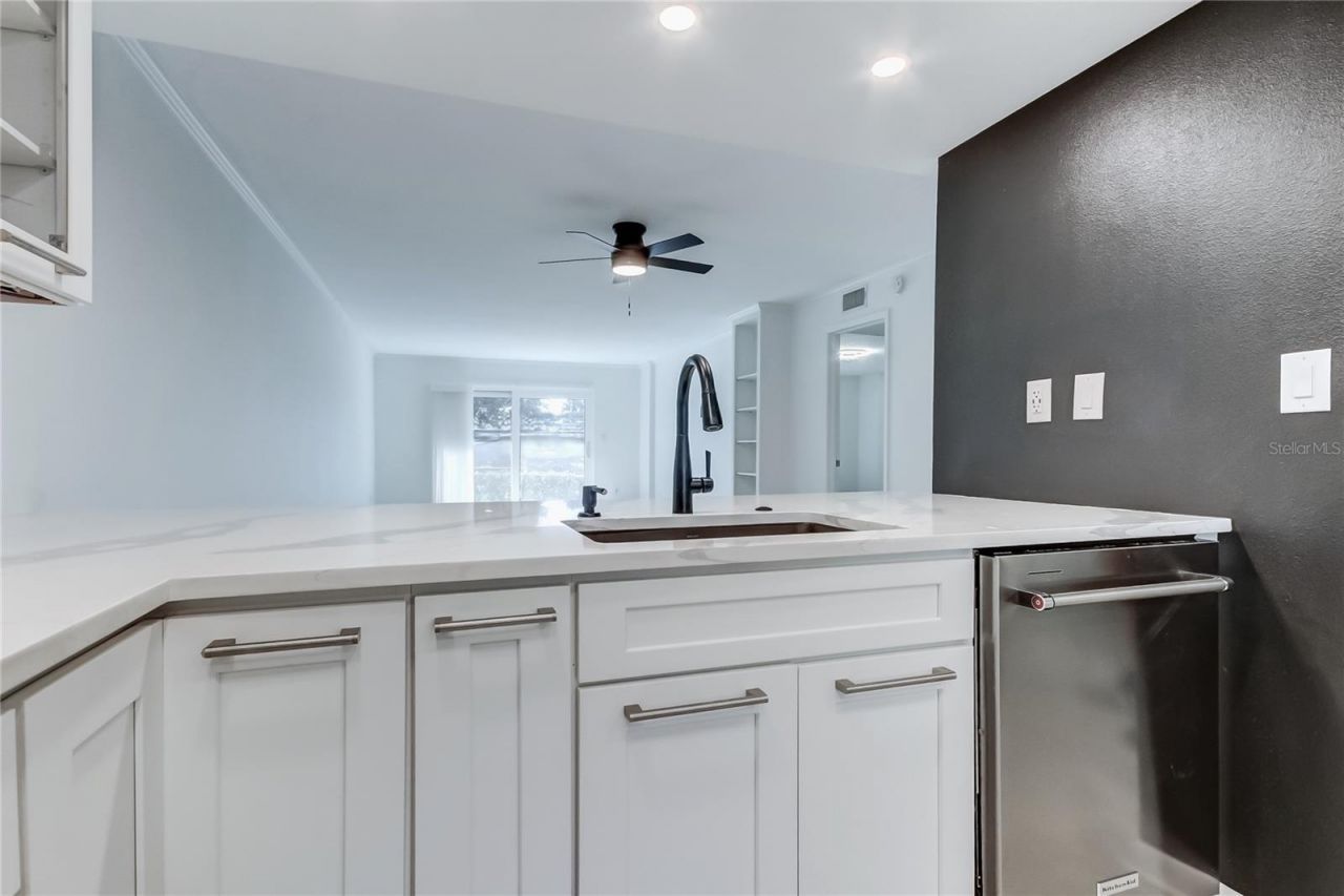 650 Island Way, Unit 106, Clearwater Beach, FL 33767 Photo